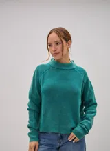 Sweater de tejido de punto en color verde, con cuello alto tipo mock neck y mangas largas con costuras raglán. Presenta un diseño de textura granulada y corte recto.