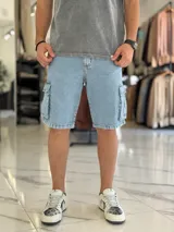 Bermuda de jean estilo cargo con bolsillos laterales con solapa y corte oversize.