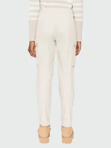 Pantalón cargo de corte recto en color beige, con bolsillos laterales y cierre frontal con cinturón integrado.