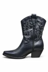 Bota tejana de cuero blanco, de caña media con costuras decorativas negras en contraste, diseño occidental, punta fina y tacón cubano de madera.