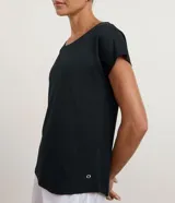 Remera deportiva Get Over de microfibra texturizada color rojo, con mangas cortas, cuello redondo y corte holgado.