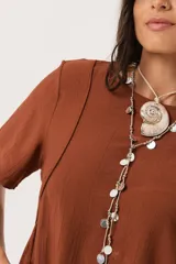 Blusa marrón de mangas cortas con cuello redondo y corte holgado.