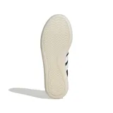 Championes Adidas modelo Barreda Decode, con diseño retro inspirado en el estilo clásico de las gradas. Presentan una parte superior que combina ante y nailon en color negro, con las icónicas tres tiras laterales en blanco y puntera en forma de T. Incluyen una suela tipo cupsole de goma traslúcida que aporta un toque contemporáneo.