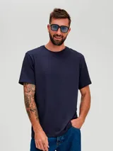 Camiseta básica de manga corta y cuello redondo, color rojo oscuro.