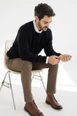 Sweater de cuello redondo, confeccionado en una mezcla de algodón y cashmere, de diseño clásico y calce regular.