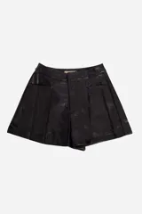 Short de cuero sintético negro, de tiro alto y corte mini.