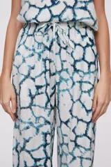 Pantalón largo de viscosa con estampado abstracto en tonos azules y blancos, cintura alta con cordón ajustable y corte ancho.