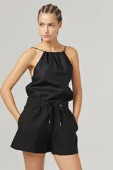 Top negro de lino con breteles finos regulables y escote fruncido.