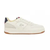 Championes Lacoste modelo L001 Set, de diseño urbano en color blanco con detalles en azul marino y rojo en el talón y la lengüeta. Presenta el logo del cocodrilo bordado en el lateral y suela de goma color caramelo.