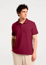 Remera polo de manga corta color azul marino, con cuello camisero y cartera de dos botones.