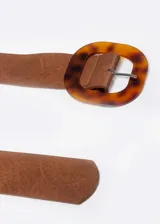 Cinto marrón de cuero sintético con hebilla cuadrada de carey y pasador metálico plateado.