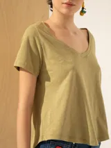 Remera verde oliva de corte holgado con escote en V y mangas cortas.