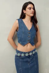 Cinturón plateado con eslabones y medallones circulares con piedras turquesas en relieve.