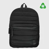 Mochila acolchada de diseño clásico en color rosado, fabricada con material reciclado rPET. Cuenta con un compartimento principal amplio, bolsillo frontal con cierre, correas acolchadas ajustables y etiqueta de marca en la parte inferior.