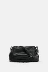 Bolso bandolera de hombro en color negro, con diseño de costuras horizontales y verticales. Cuenta con una cadena metálica plateada que funciona como correa y un asa de mano superior. El cierre es mediante botón imantado.