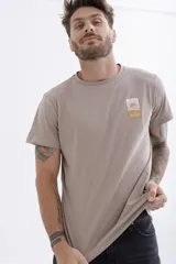 Remera azul marino de manga corta con pequeño estampado en el pecho.