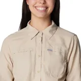 Camisa de manga larga Columbia modelo Silver Ridge 3.0, de color beige, con cuello clásico, cierre frontal de botones, bolsillos en el pecho y aberturas de ventilación.