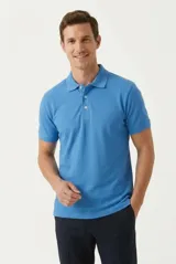 Remera polo de manga corta, color celeste, confeccionada en algodón con cuello camisero y tapeta con botones frontales.