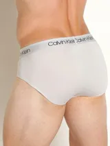 Slip negro de algodón con cintura elástica con logo de Calvin Klein.