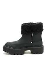 Bota corta de nubuck negro con suela de plataforma dentada y cuello con forro de corderito sintético negro.