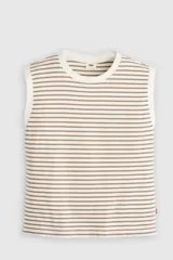 Musculosa de corte boxy, con diseño de rayas horizontales en tonos marrones y blancos, de calce holgado y cuello redondo.