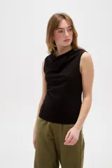 Top negro de viscosa sin mangas, ajustado al cuerpo y con elegante cuello buche.