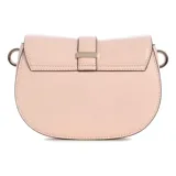 Cartera tipo bandolera Guess modelo Carrie, color rosa, con estructura firme y solapa frontal. Presenta el logo metálico de la marca en el centro, detalles en dorado y una combinación de correa de cuero sintético ajustable y cadena metálica.