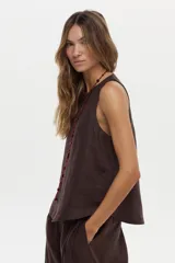 Musculosa de lino color azul marino, de corte recto y escote redondo.