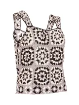 Polera sin mangas tejida en crochet con diseño de motivos cuadrados en tonos blanco, negro y gris. Presenta cuello cuadrado y breteles anchos.