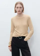 Jersey de punto fino en color beige, con cuello barco y manga larga. Presenta un diseño recto y minimalista, confeccionado en una mezcla de viscosa y lino.