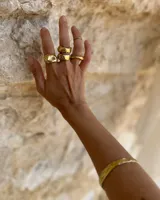 Anillo plateado de bronce, alpaca y plata 925, con forma irregular y textura rústica.