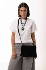 Collar corto de diseño artesanal compuesto por una variedad de cuentas de piedras naturales, cristales checos y acrílicos en tonos multicolor, incluyendo rojo, azul, turquesa y gris. Presenta un dije central en forma de gota color turquesa y cierre con cadena de acero quirúrgico ajustable.