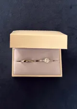 Set de dos anillos de plata 925, compuesto por una alianza lisa tipo bombé y un cintillo con zirconias engastadas.