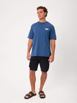 Remera blanca de manga corta y corte holgado de la marca Rusty, con estampado gráfico en la espalda con el logo de la marca en tonos grises.