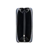 Billetera negra de símil cuero con cierre perimetral, logo de la marca en el frente y herrajes plateados. Cuenta con 13 compartimentos internos y un bolsillo con cierre.