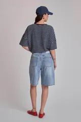 Bermuda de jean celeste claro, de corte recto y tiro alto.