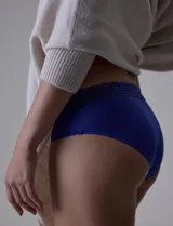 Panty brief color lila con detalle de encaje en la cintura.