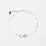 Pulsera de cadena fina de plata 925 con dije central en forma de infinito.