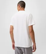 Remera masculina Marfinno de corte slim, confeccionada en tejido de piqué con textura. Presenta cuello redondo estilo Henley con abertura delantera de tres botones y mangas cortas.