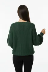 Sweater de tejido de punto grueso, color bordó, con cuello redondo a la base, mangas largas y corte holgado.