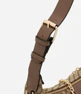 Cartera tipo baguette Satinato de tamaño pequeño, con estampado geométrico en tonos marrón y tostado. Cuenta con cierre superior, asa ajustable de cuero sintético y una cadena decorativa dorada en el frente.