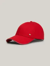 Gorra de béisbol roja de seis paneles, con visera curva, ojales de ventilación y pequeña placa metálica con el logo de la marca en el lateral frontal.