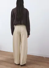 Jeans de algodón estilo vaquero, diseño balloon de tiro medio con perneras amplias y dobladillo vuelto en los bajos. Cuenta con trabillas, cinco bolsillos tradicionales y cierre frontal con cremallera y botón.