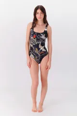 Malla enteriza de color negro con estampado de constelaciones y figuras mitológicas, cuello redondo y tirantes anchos.