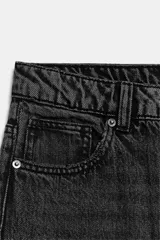 Jeans wide leg de tiro alto, color azul con efecto deslavado, cintura con trabillas, diseño de cinco bolsillos y cierre frontal con cremallera y botón metálico.