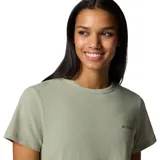 Remera de manga corta Columbia con cuello redondo acanalado, confeccionada en tejido elástico con tecnología Omni-Wick que absorbe la humedad y protección solar Omni-Shade UPF 50. Presenta un diseño liso en color verde con el logo de la marca estampado en el pecho.