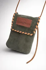 Bandolera de gamuza color verde militar, con solapa y detalles de costura en cuero color arena. Correa fina de cuero ajustable.