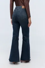 Jean de calce oxford, tiro alto y corte ajustado.