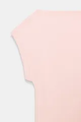 Camiseta negra de corte slim fit, con cuello barco y manga corta.