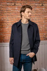 Chaquetón clásico de lana color negro, con cuello camisero, cierre frontal de botones y corte recto.